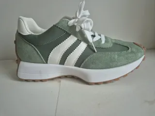 Zapatillas deportivas verdes y blancas