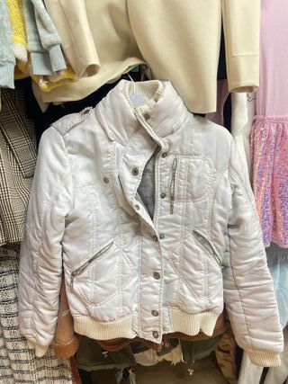 Chaqueta acolchada beige y blanca