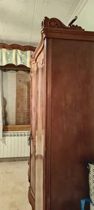 Armario de madera maciza tallado