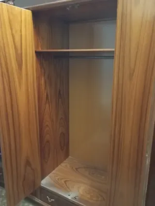 Ropero de madera con espejos