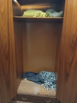 Ropero de madera con espejos