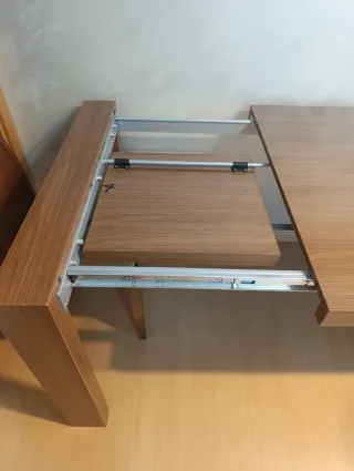 Mesa y 4 sillas de comedor