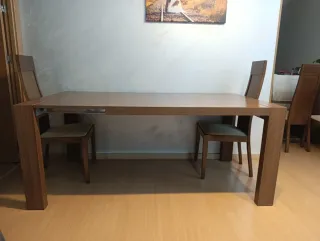 Mesa y 4 sillas de comedor
