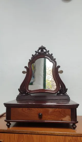 Tocador antiguo de madera con cajón