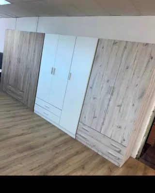 Armario de madera marrón y blanco