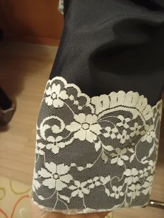 Toga de raso negra y dorada