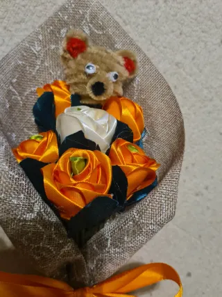 Buquê de Rosas de Cetim com Ursinho