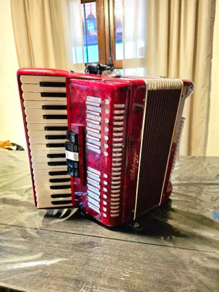 Acordeón 80 bajos con estuche