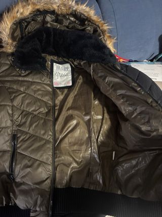 Chaqueta acolchada con capucha y pelo