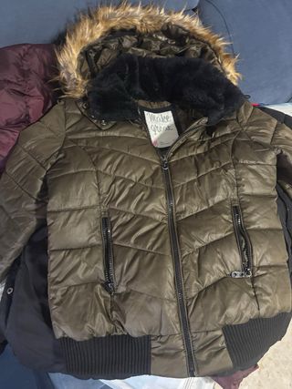 Chaqueta acolchada con capucha y pelo