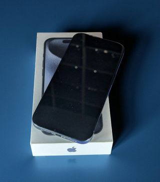 iPhone 15 Pro 128GB Negro/Azul + Caja