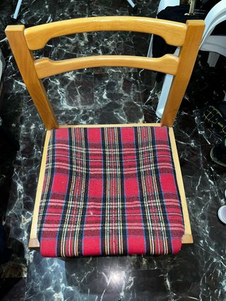 Silla de madera con asiento de tela a cuadros
