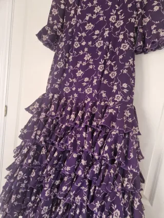 Traje de flamenca morado con flores