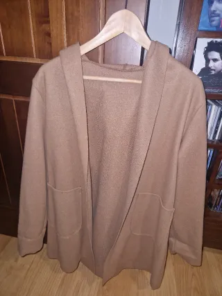 Parka con capucha color camel talla única