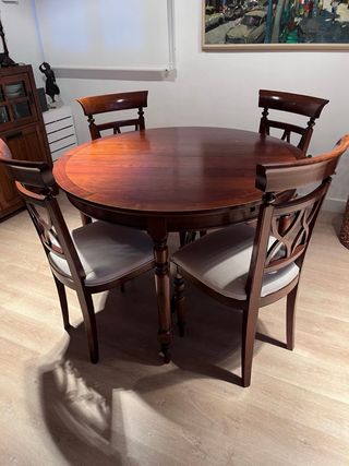 Mesa redonda de madera con 4 sillas
