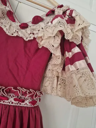 Traje de flamenca burdeos y beige