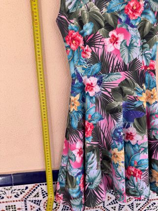 Vestido tropical floral espalda abierta