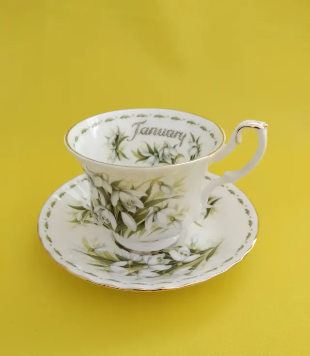 Taza y platillo de porcelana enero