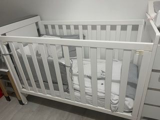 Cuna con colchón y ropa completa