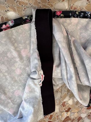 Falda skater floral negra cintura elástica