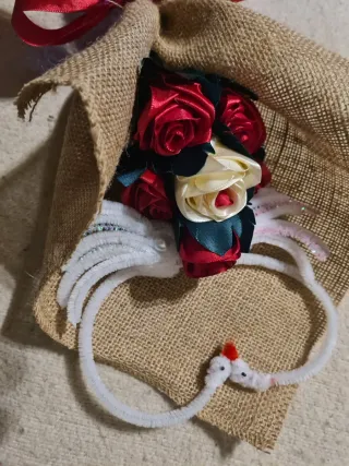 Rosas eternas de tela y satén
