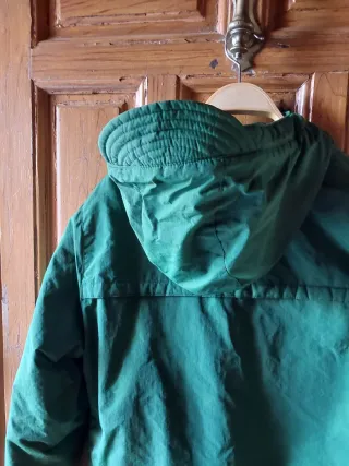 Parka hombre verde, tiene reflejos de sombras,