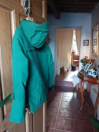 Parka hombre verde, tiene reflejos de sombras,