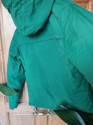 Parka hombre verde, tiene reflejos de sombras,