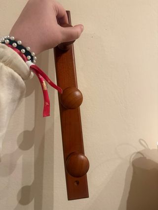 Colgador de madera con 2 pomos