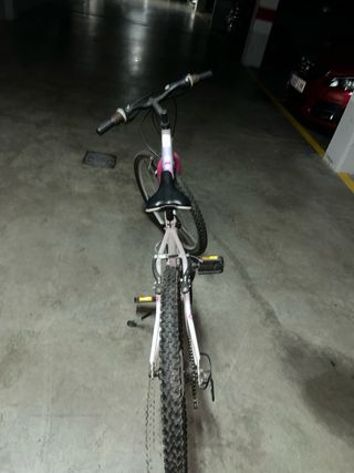 Bicicleta infantil blanca y rosa