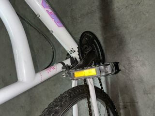 Bicicleta infantil blanca y rosa