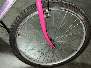 Bicicleta infantil blanca y rosa