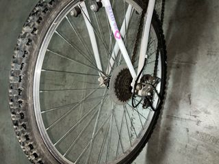 Bicicleta infantil blanca y rosa