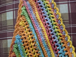 Scialle uncinetto arcobaleno