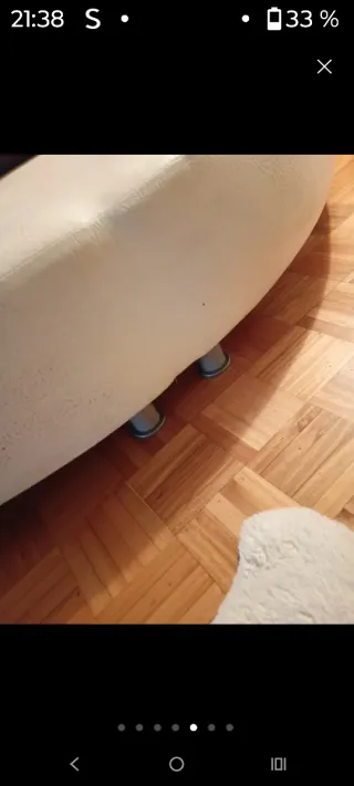 Cama redonda media con cojín negro grande