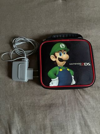 Nintendo 2DS con cargador y funda