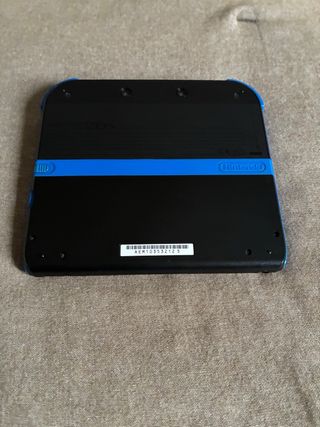 Nintendo 2DS con cargador y funda