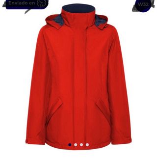 Parka roja con capucha