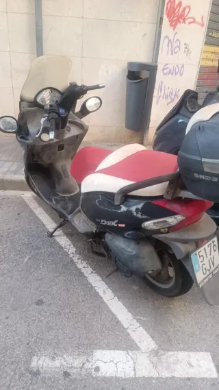 Kymco Dink Maxi Scooter Automática Negra/Roja