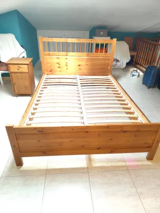 Mesita de noche de madera Ikea