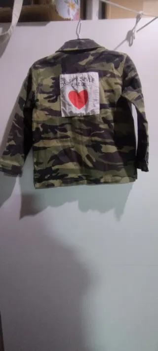 Chaqueta camuflaje niña con parche