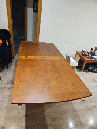 Mesa de comedor de madera