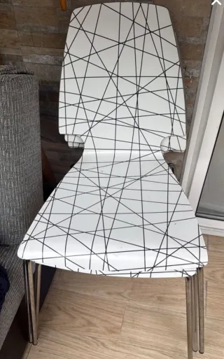 3 Sillas blancas con diseño geométrico