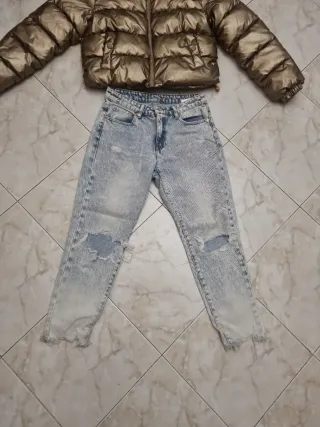 Giubbino oro metallizzato con jeans strappati