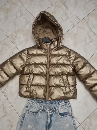 Giubbino oro metallizzato con jeans strappati