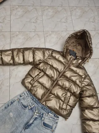 Giubbino oro metallizzato con jeans strappati