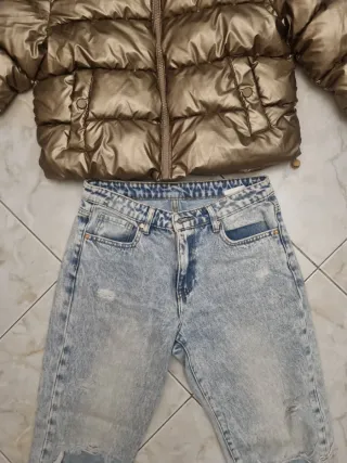 Giubbino oro metallizzato con jeans strappati