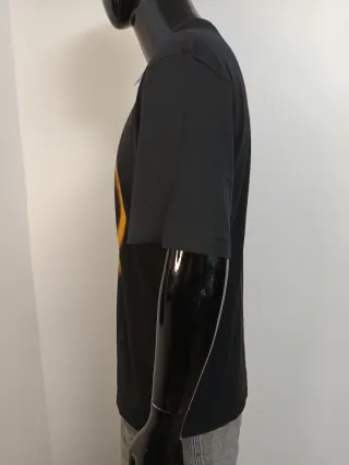 Camiseta Hugo Boss Negra con Estampado Amarillo