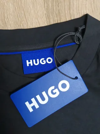 Camiseta Hugo Boss Negra con Estampado Amarillo