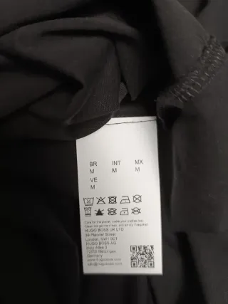 Camiseta Hugo Boss Negra con Estampado Amarillo